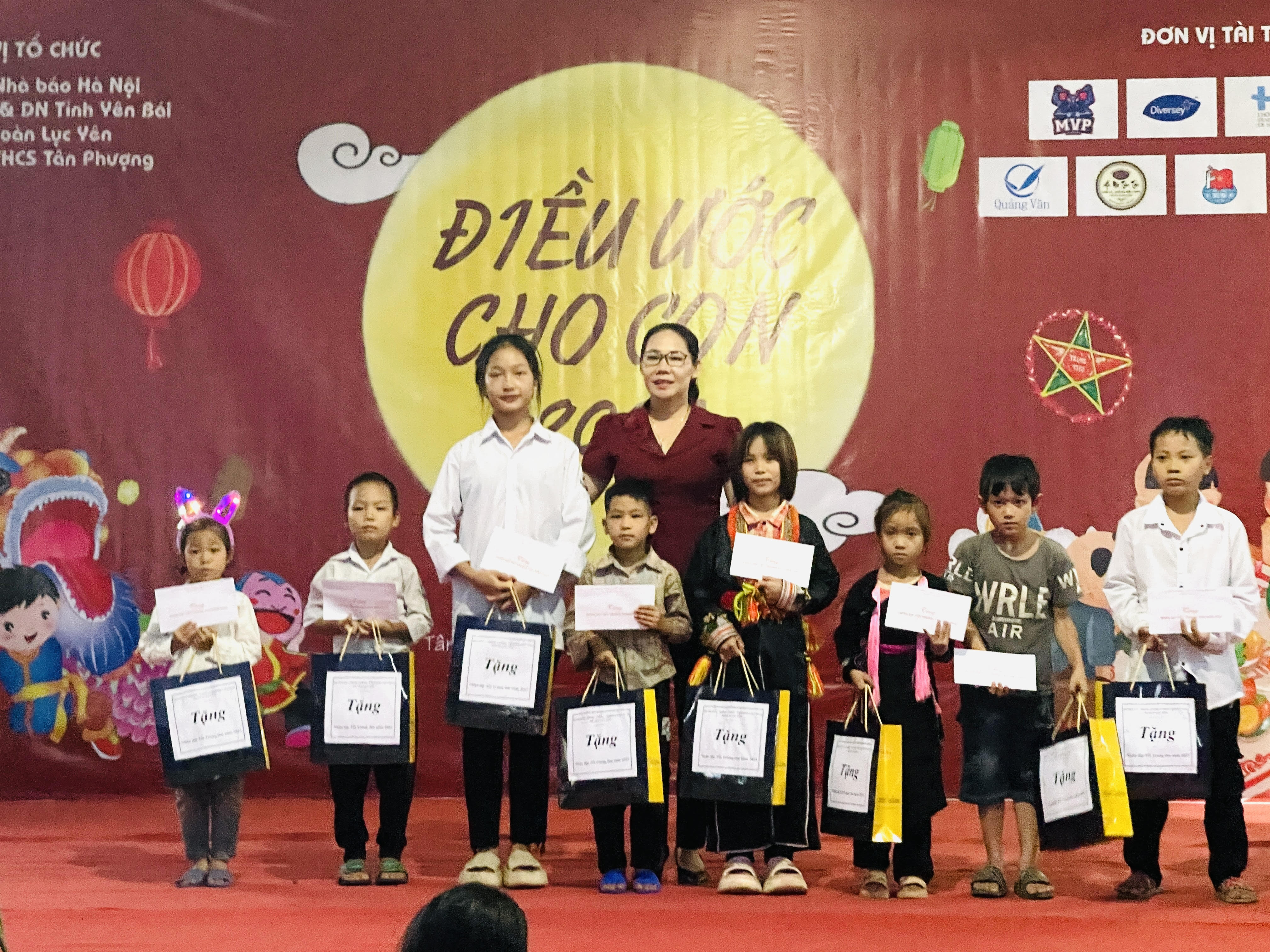 Mang niềm vui Trung thu tới trẻ em vùng cao Yên Bái