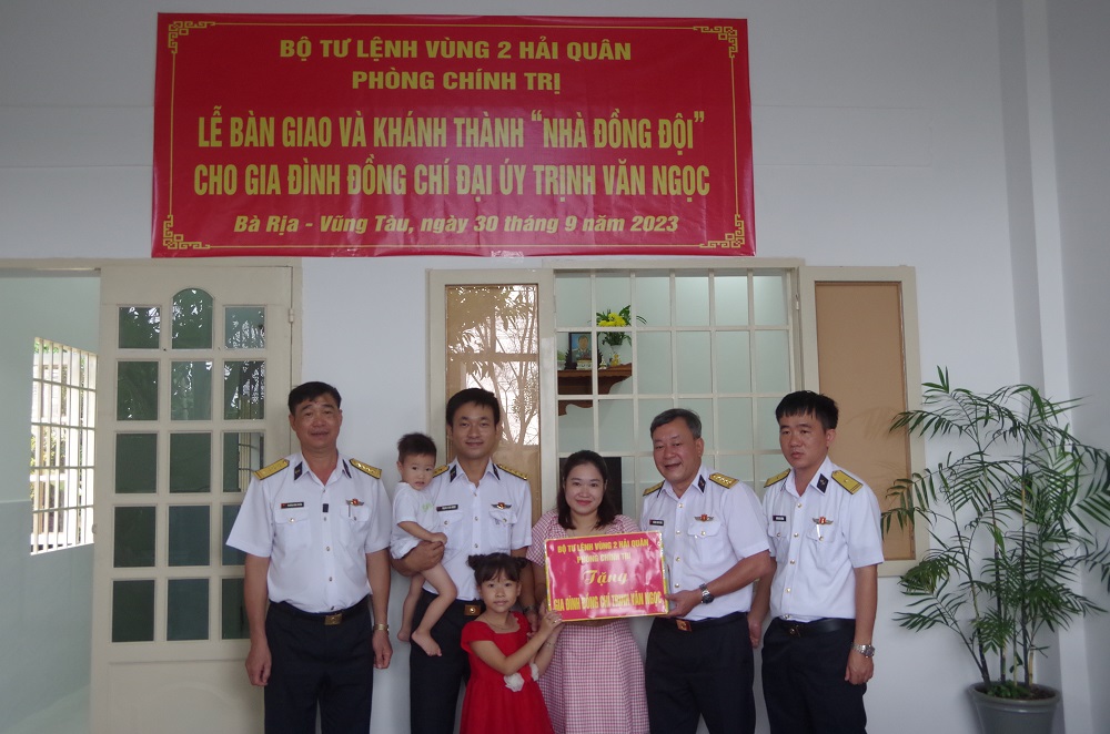 Vùng 2 Hải quân bàn giao “Nhà đồng đội”