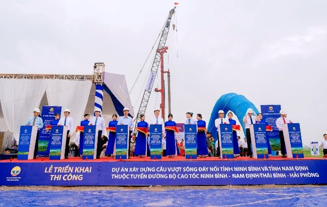 Thi công dự án xây dựng cầu vượt sông Đáy nối tỉnh Ninh Bình và tỉnh Nam Định