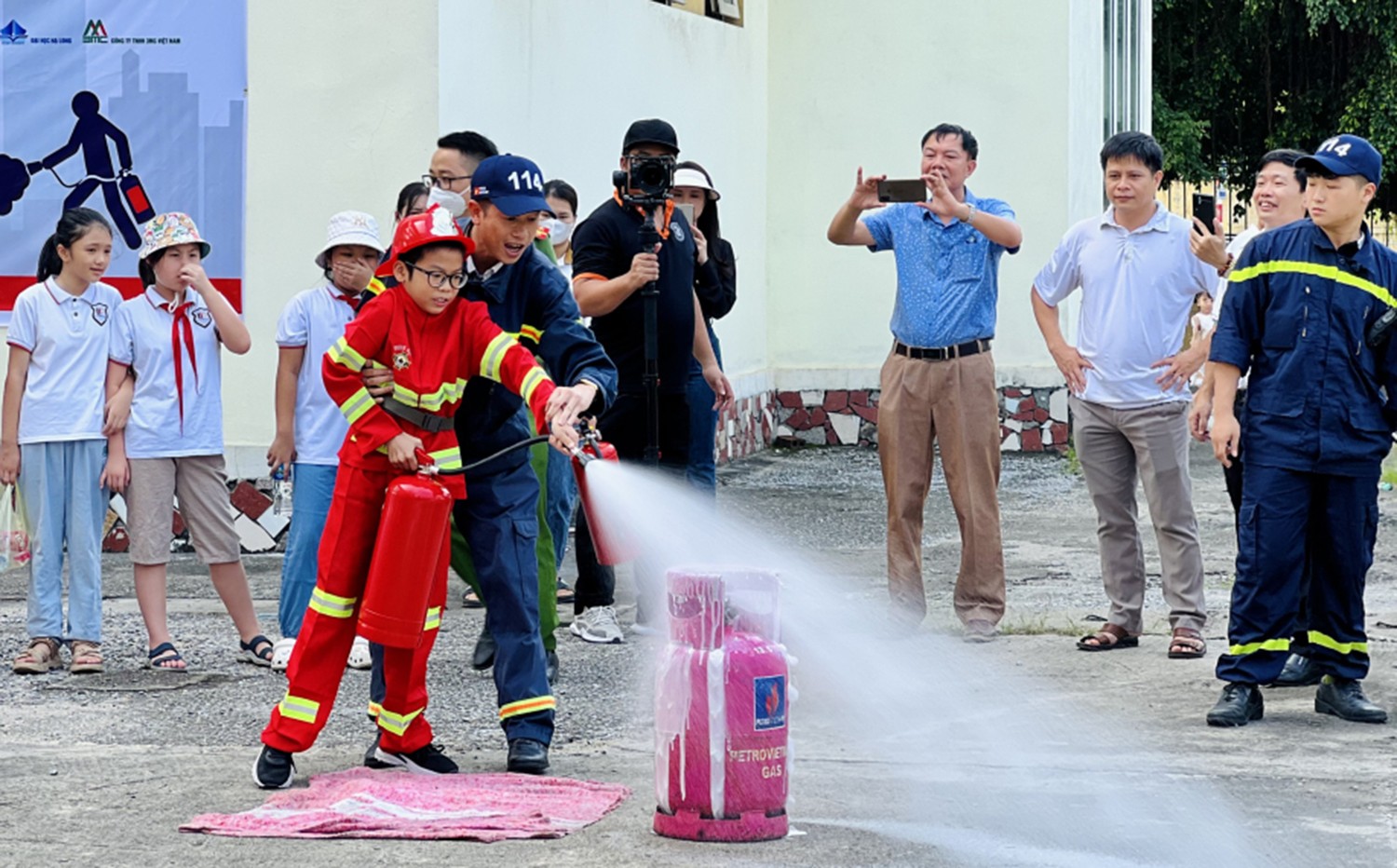 Tuyên truyền, trải nghiệm, thực hành chữa cháy và cứu nạn, cứu hộ