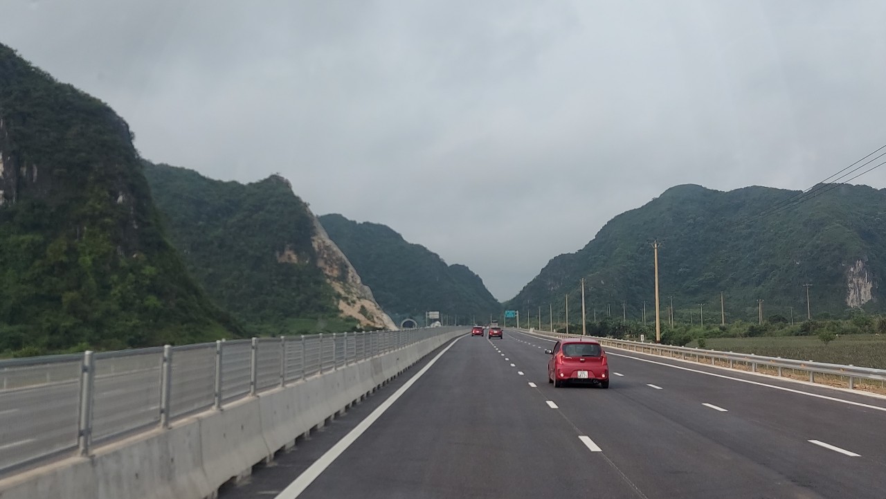 Yêu cầu sớm hoàn thành các hạng mục còn lại của cao tốc đã thông xe