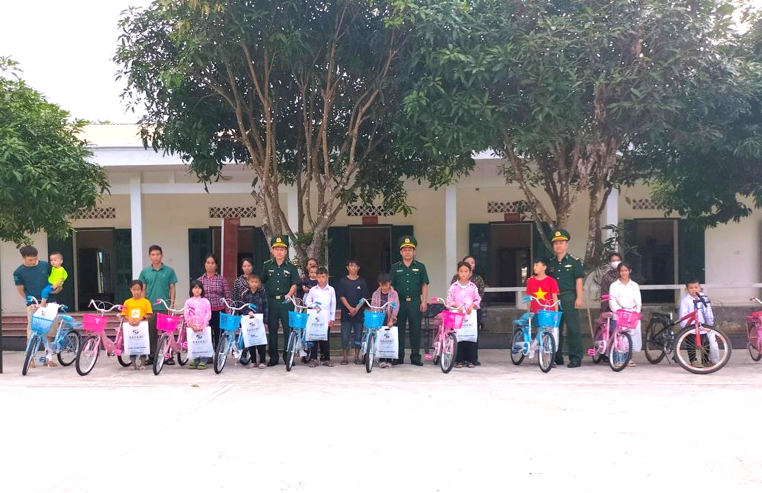 Nâng bước em tới trường với học sinh Lào