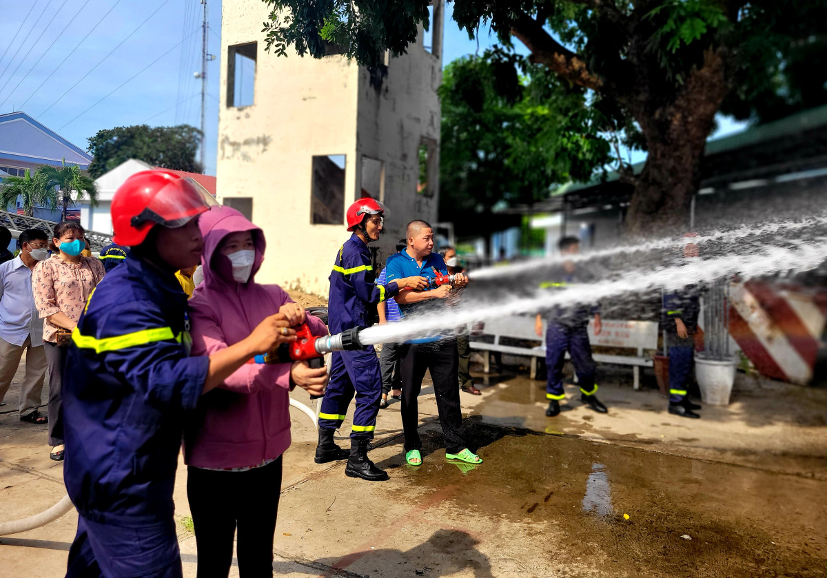 Người dân Long An trải nghiệm thực hành chữa cháy và cứu nạn, cứu hộ