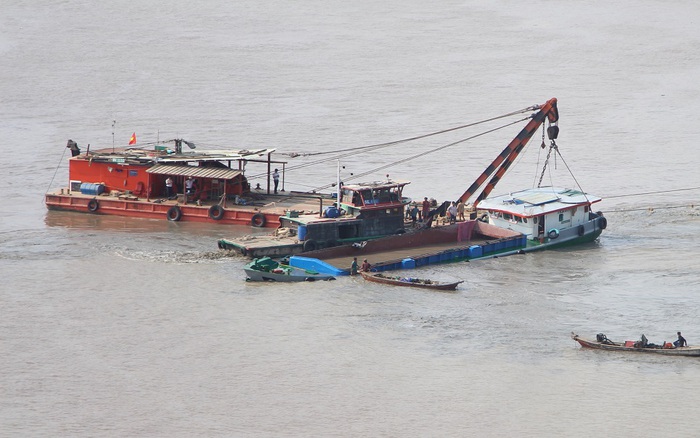 Kịp thời di dời loạt chướng ngại vật nguy hiểm trên luồng hàng hải