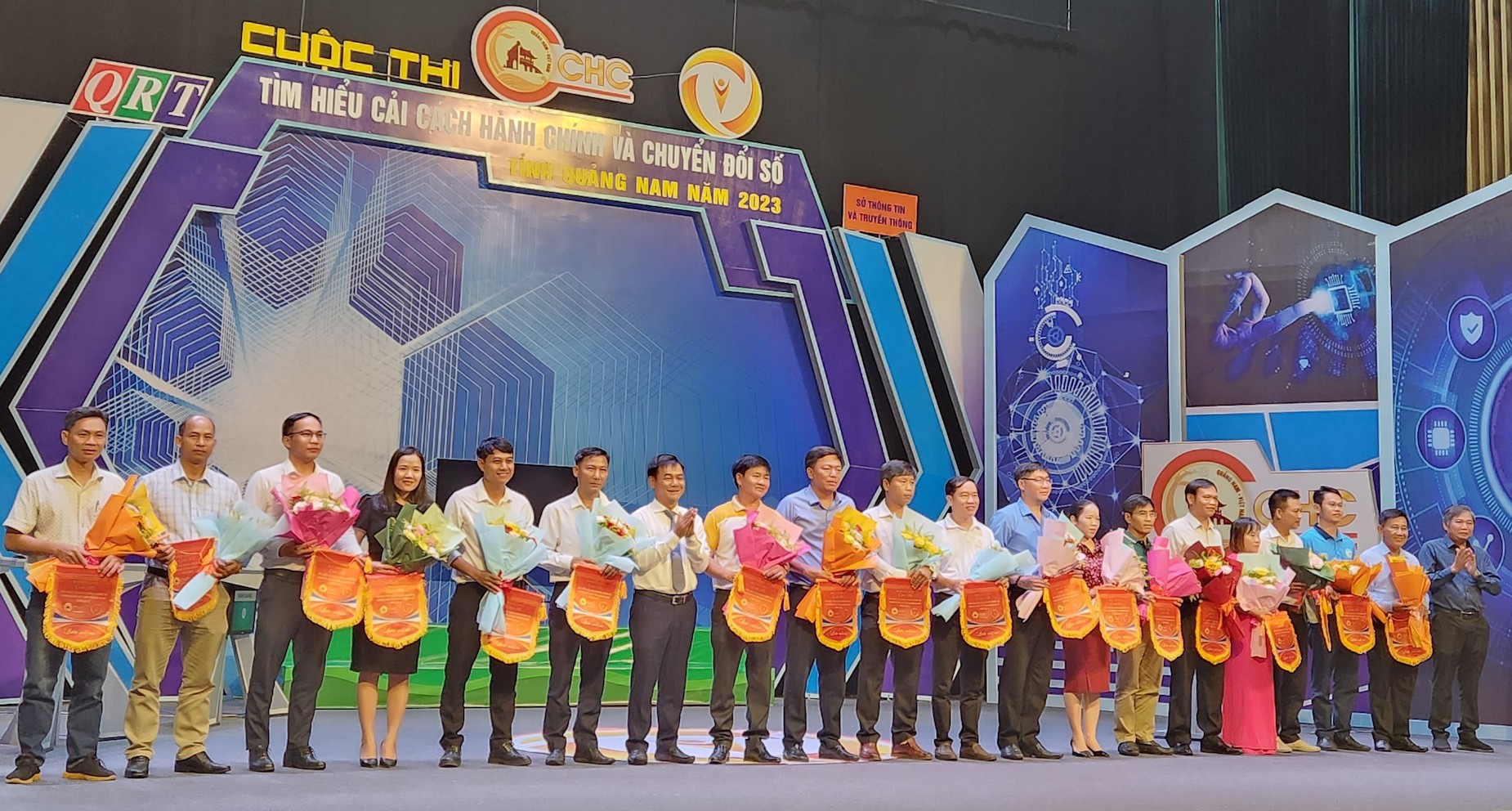 Quảng Nam Thi tìm hiểu cải cách hành chính và chuyển đổi số