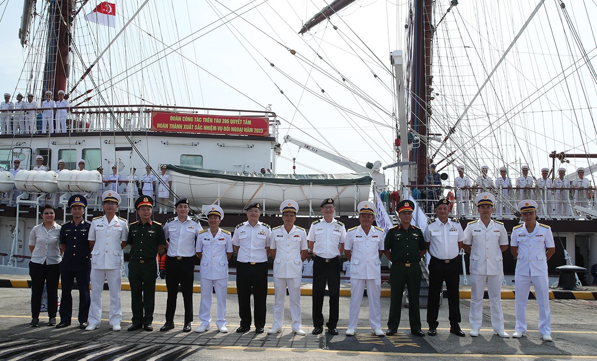 Tàu buồm 286 cập cảng Singapore