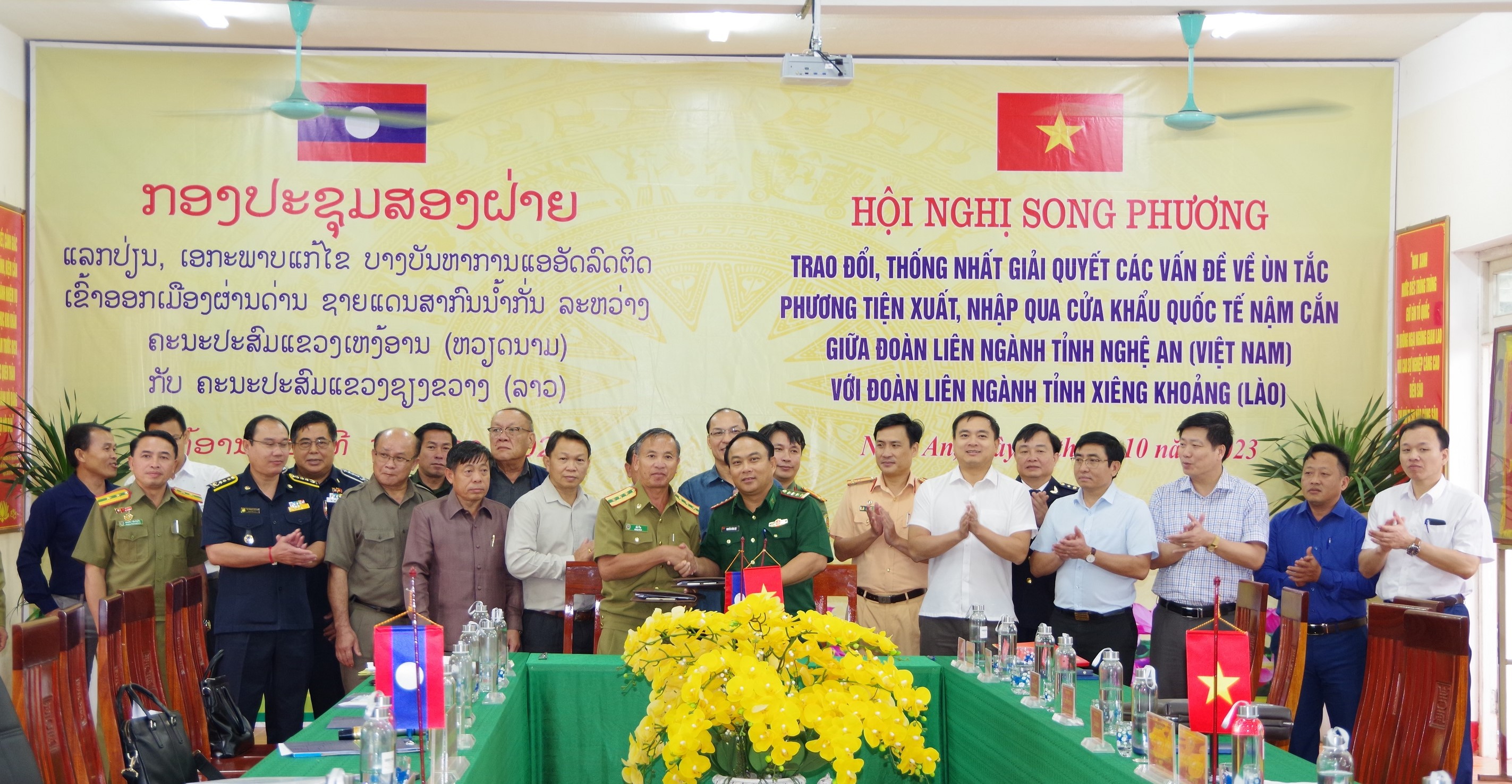Giải quyết vấn đề ùn tắc phương tiện tại Cửa khẩu quốc tế Nậm Cắn