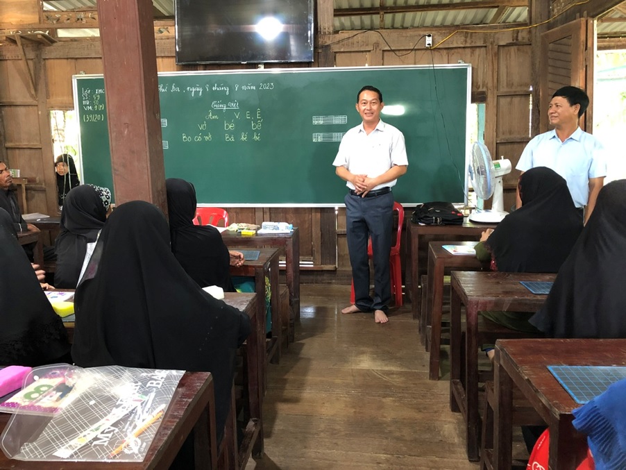 Nâng cao dân trí vùng đồng bào dân tộc từ các lớp xóa mù chữ