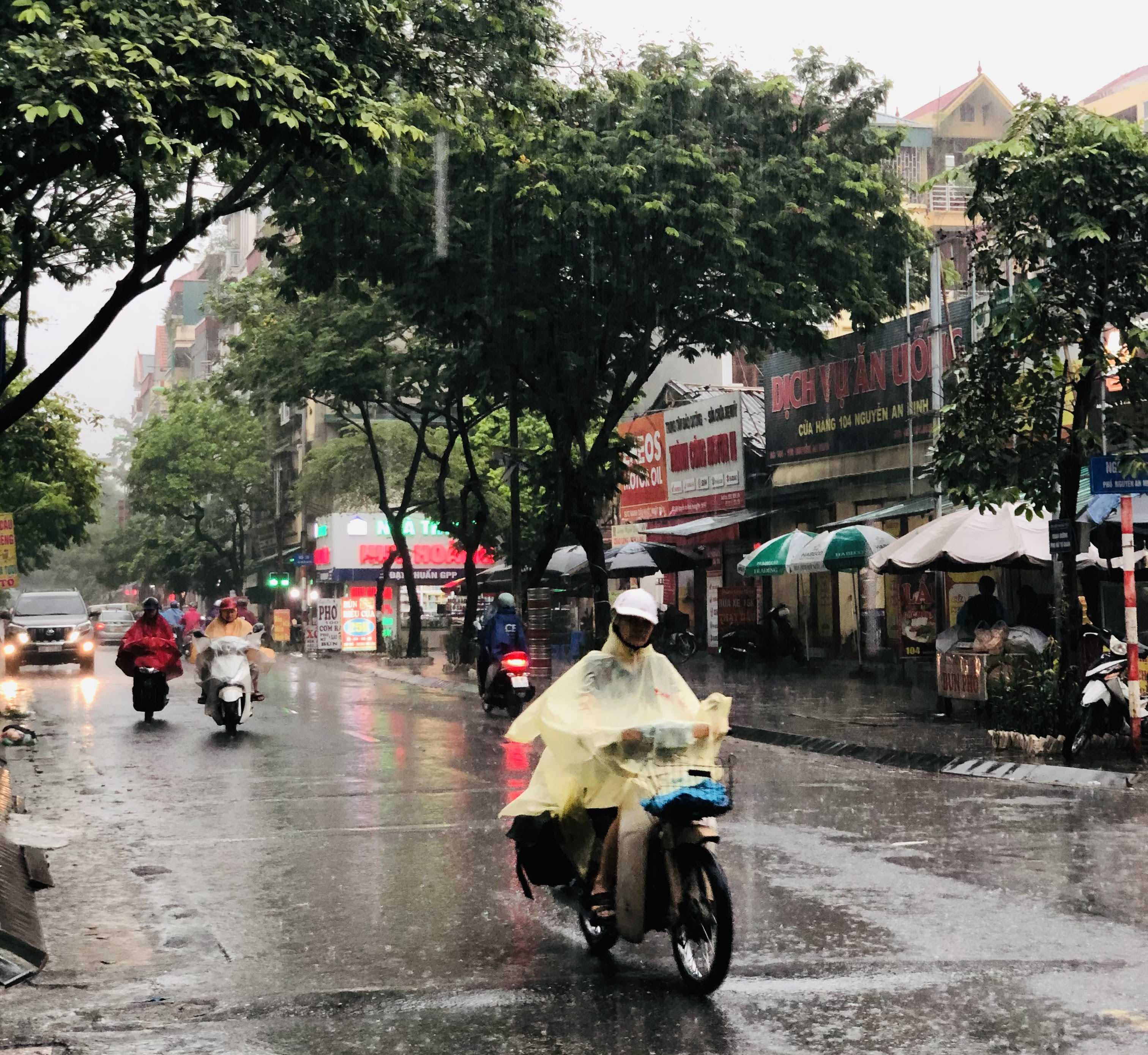 Miền Bắc mưa to vào chiều tối, miền Trung mưa lớn kéo dài