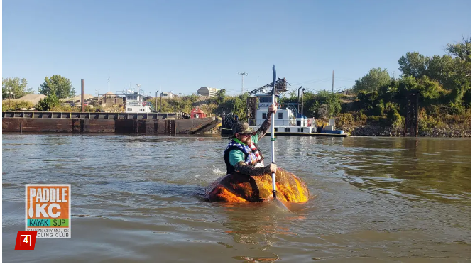 Chèo thuyền bí ngô qua hơn 38 dặm sông Missouri