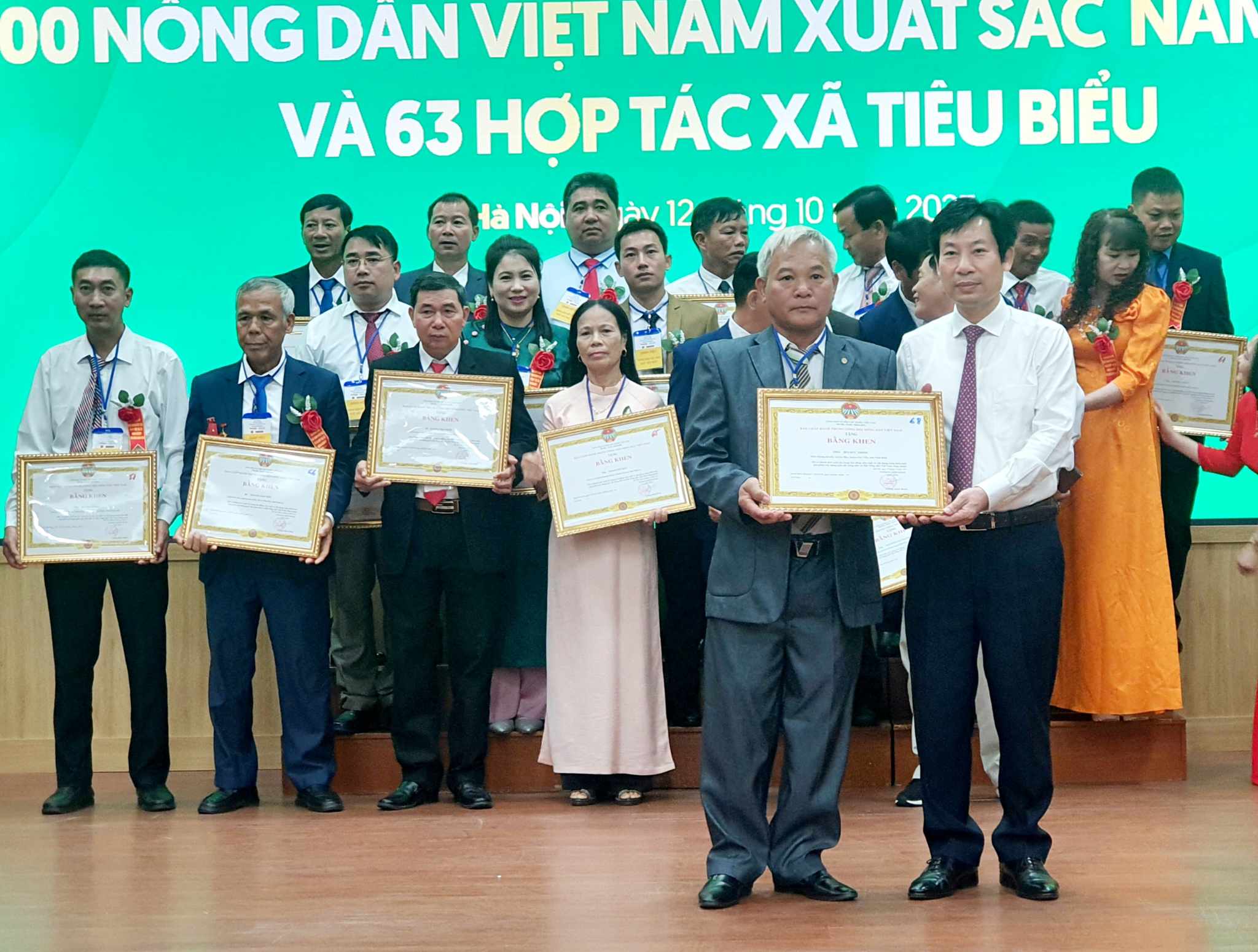 Gặp mặt, biểu dương 100 nông dân xuất sắc và 63 hợp tác xã nông nghiệp tiêu biểu 2023