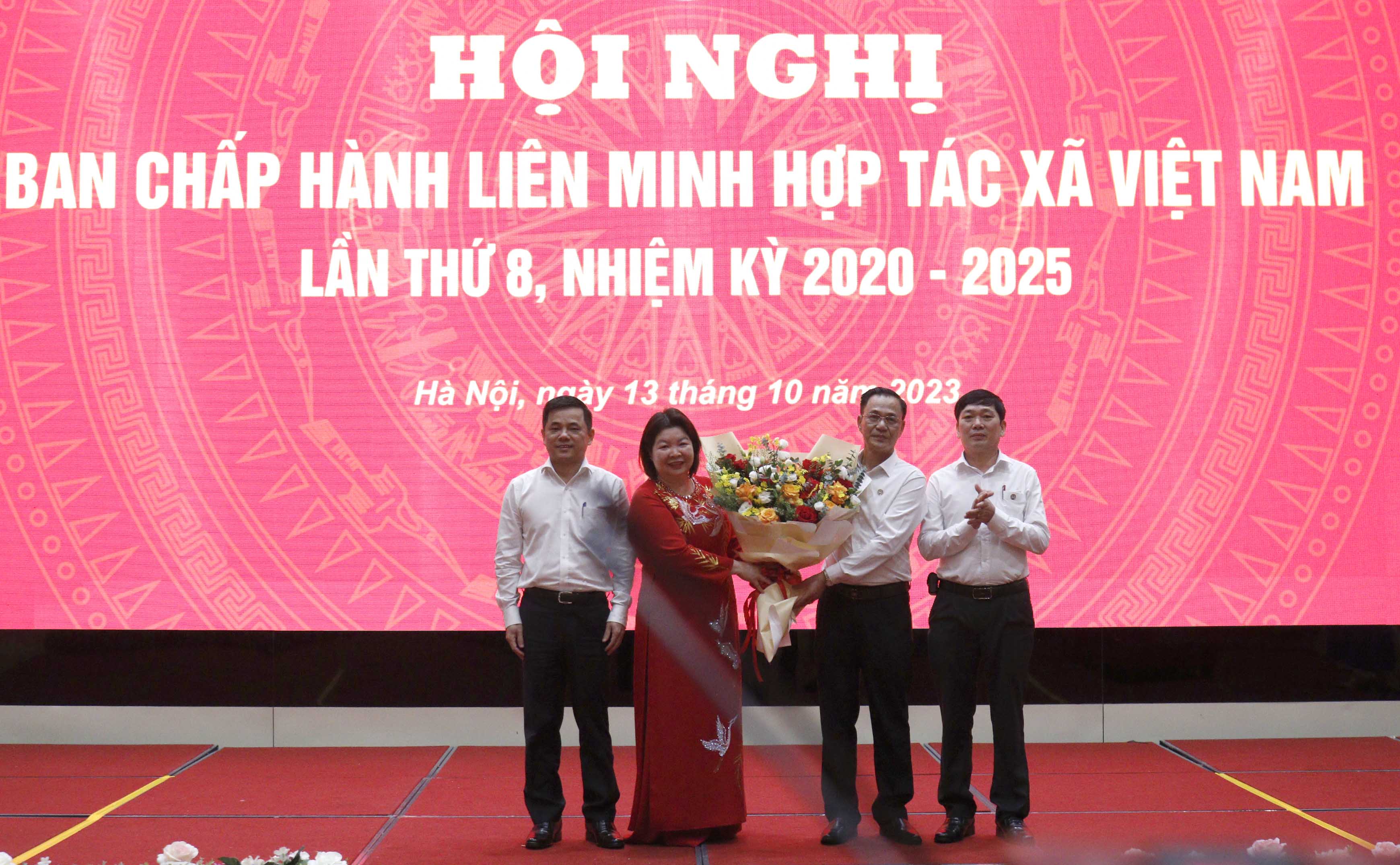 Đồng chí Cao Xuân Thu Vân được bầu giữ chức Chủ tịch Liên minh Hợp tác xã Việt Nam