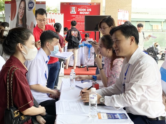 Hơn 3 000 học sinh, sinh viên, người lao động tham gia “Ngày hội tuyển dụng, việc làm”