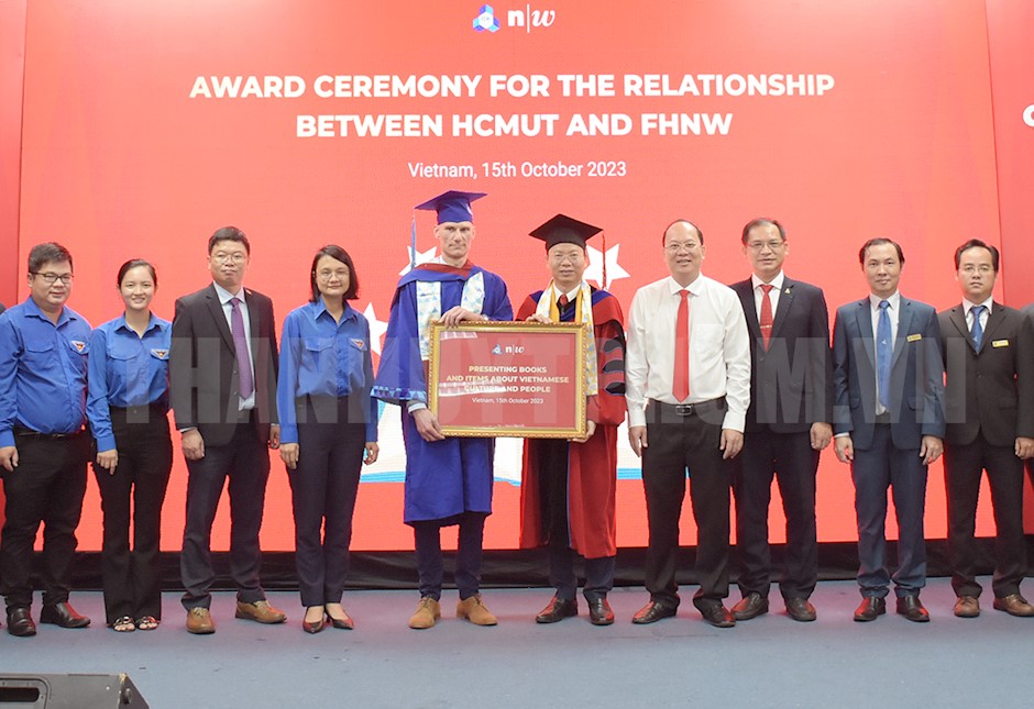 Trao tặng “Tủ sách Việt Nam” cho Trường Đại học Khoa học Ứng dụng và Nghệ thuật Tây Bắc Thụy Sĩ