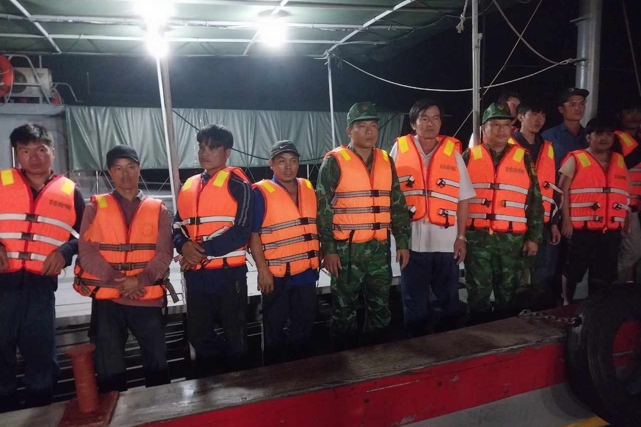 Quảng Bình Cứu 10 ngư dân gặp nạn trong đêm