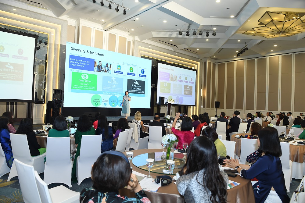 Ngành ngân hàng đóng góp tích cực vào sự phát triển của phụ nữ