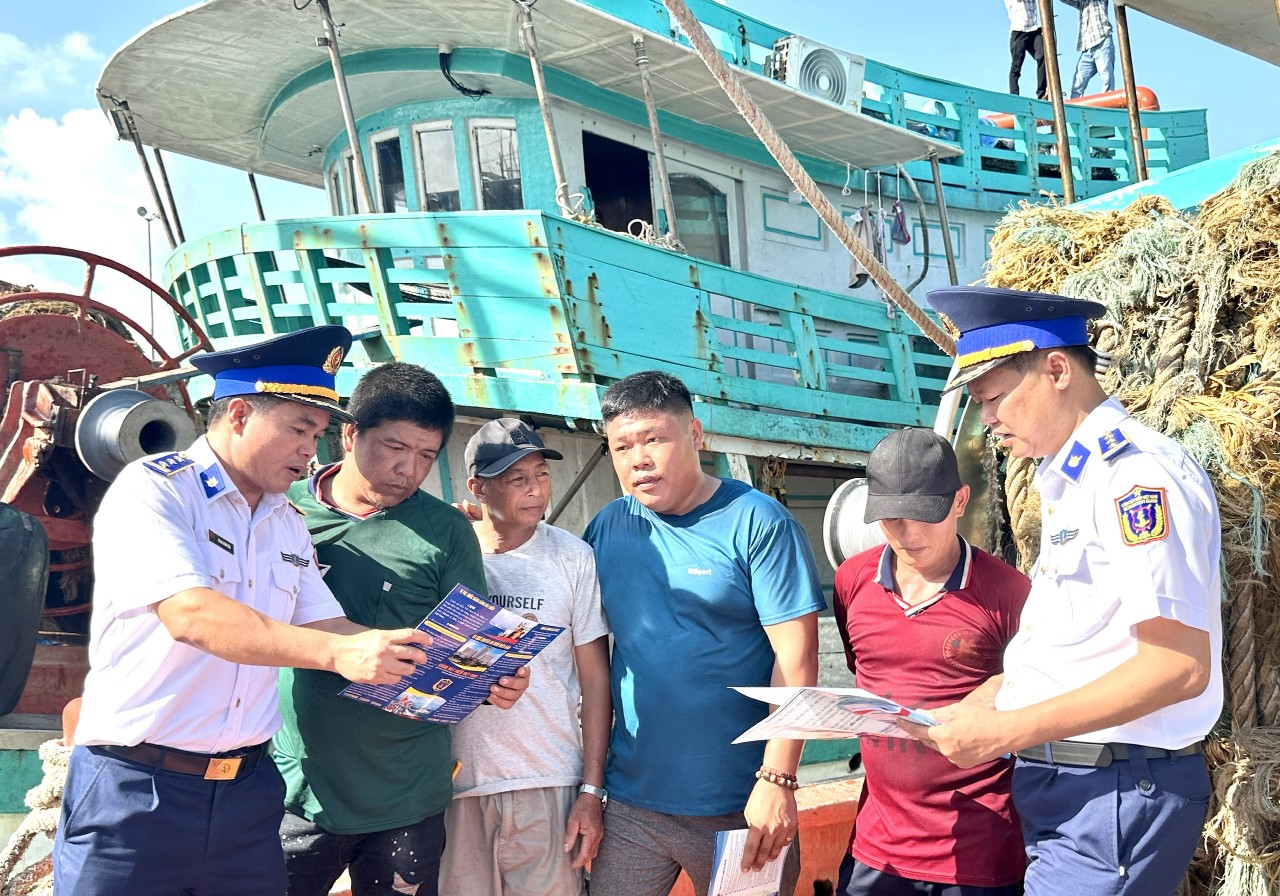 Nâng cao nhận thức về chủ quyền an ninh biên giới, chống khai thác hải sản bất hợp pháp