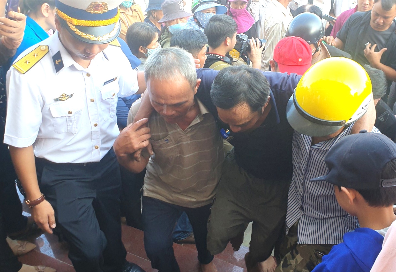 Quân chủng Hải quân bàn giao 83 ngư dân tàu cá tỉnh Quảng Nam bị nạn trên biển