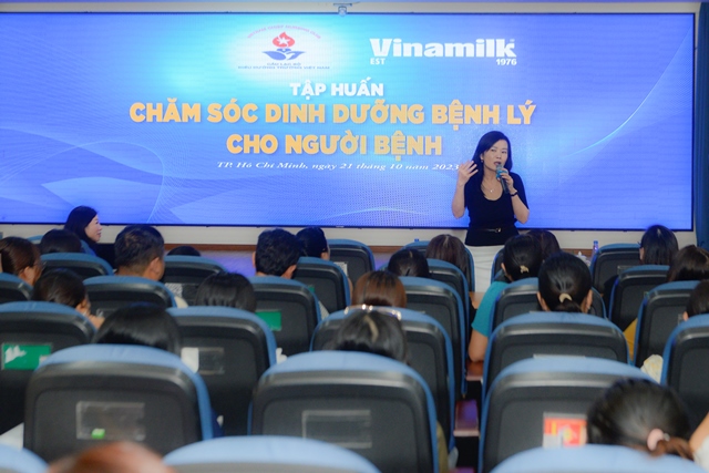 Tập huấn chăm sóc dinh dưỡng bệnh lý cho người bệnh