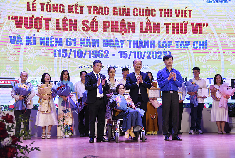 Trao giải cuộc thi viết “Vượt lên số phận” lần thứ VI