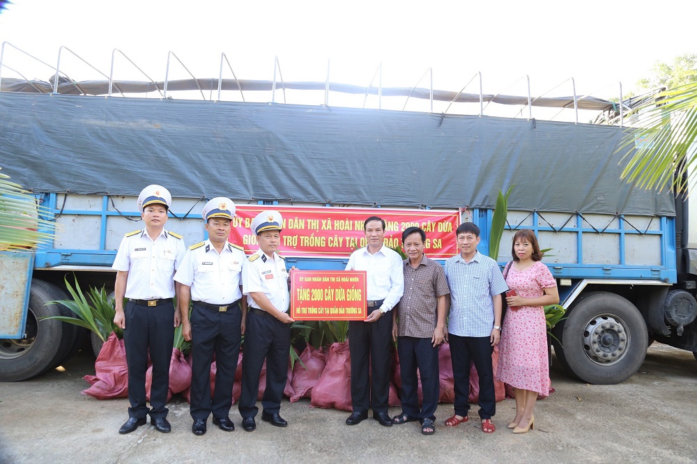 Vùng 4 Hải quân tiếp nhận 2 000 cây dừa giống
