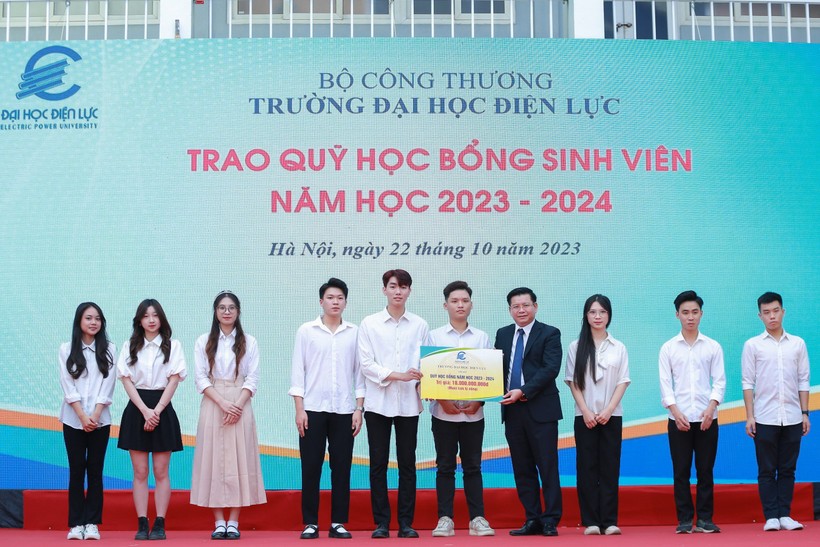 Trường Đại học Điện lực chào đón tân sinh viên