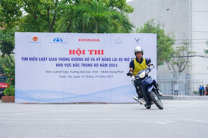 Sinh viên khu vực Bắc Trung bộ tìm hiểu về an toàn giao thông đường bộ