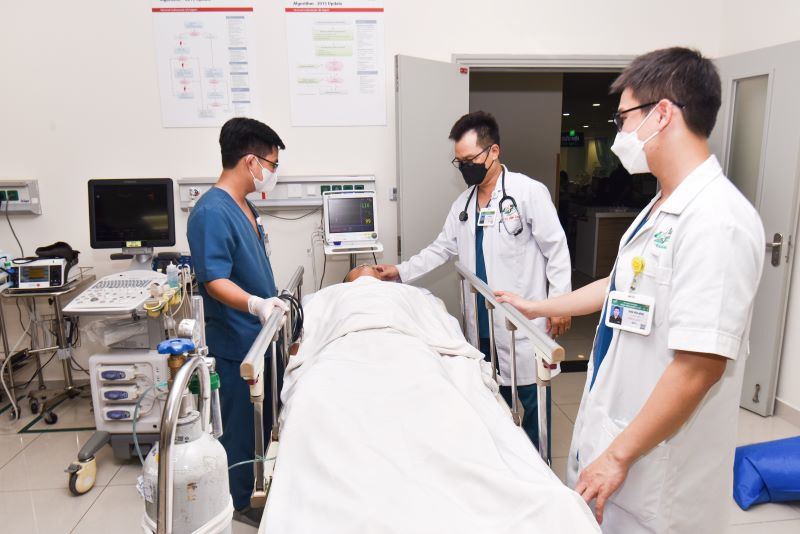 Kịp thời đưa 2 bệnh nhân nguy kịch từ đảo Song Tử Tây và đảo Sinh Tồn về đất liền