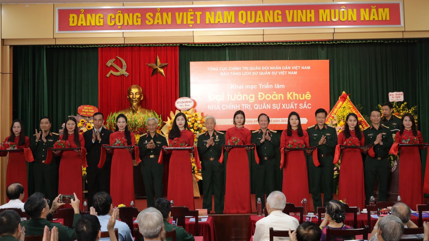 Khai mạc Triển lãm “Đại tướng Đoàn Khuê - Nhà chính trị, quân sự xuất sắc”