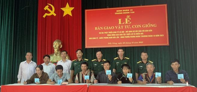 Trao tặng trâu, bò giống cho hộ nghèo vùng biên giới Đắk Nông