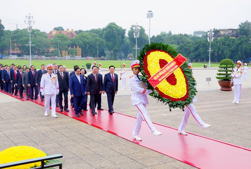 Đoàn đại biểu tham dự Kỳ họp thứ sáu, Quốc hội khóa XV vào Lăng viếng Chủ tịch Hồ Chí Minh