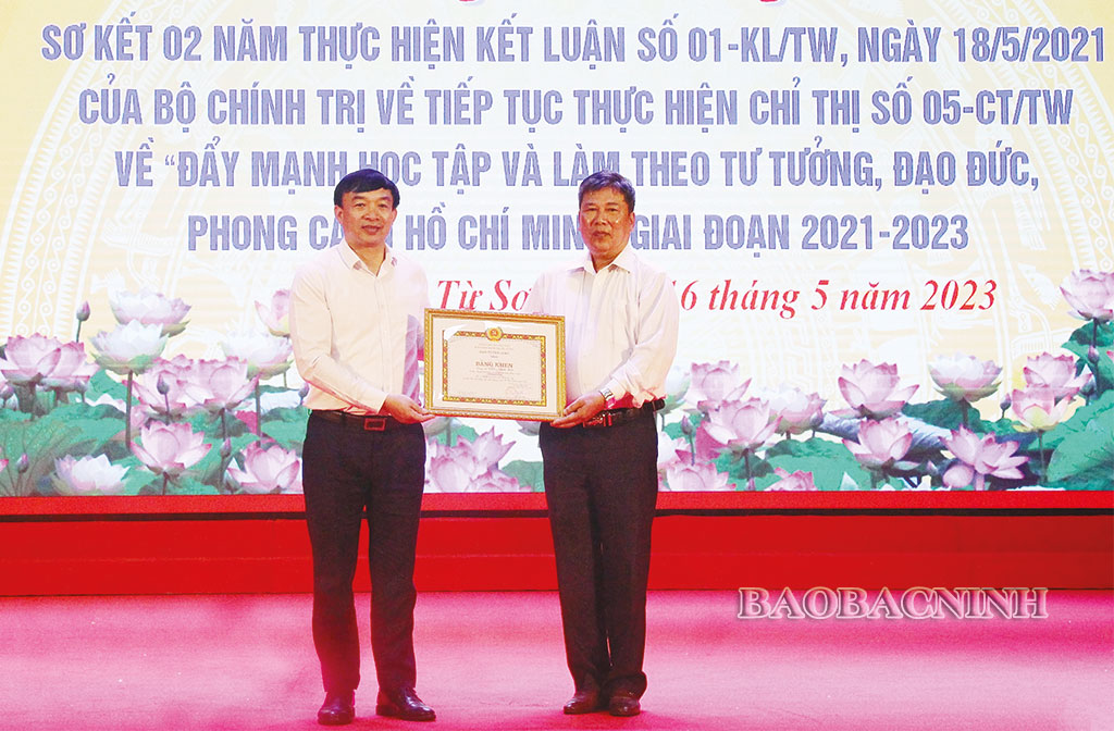 Bí thư Chi bộ khu phố Phù Lưu học và làm theo Bác