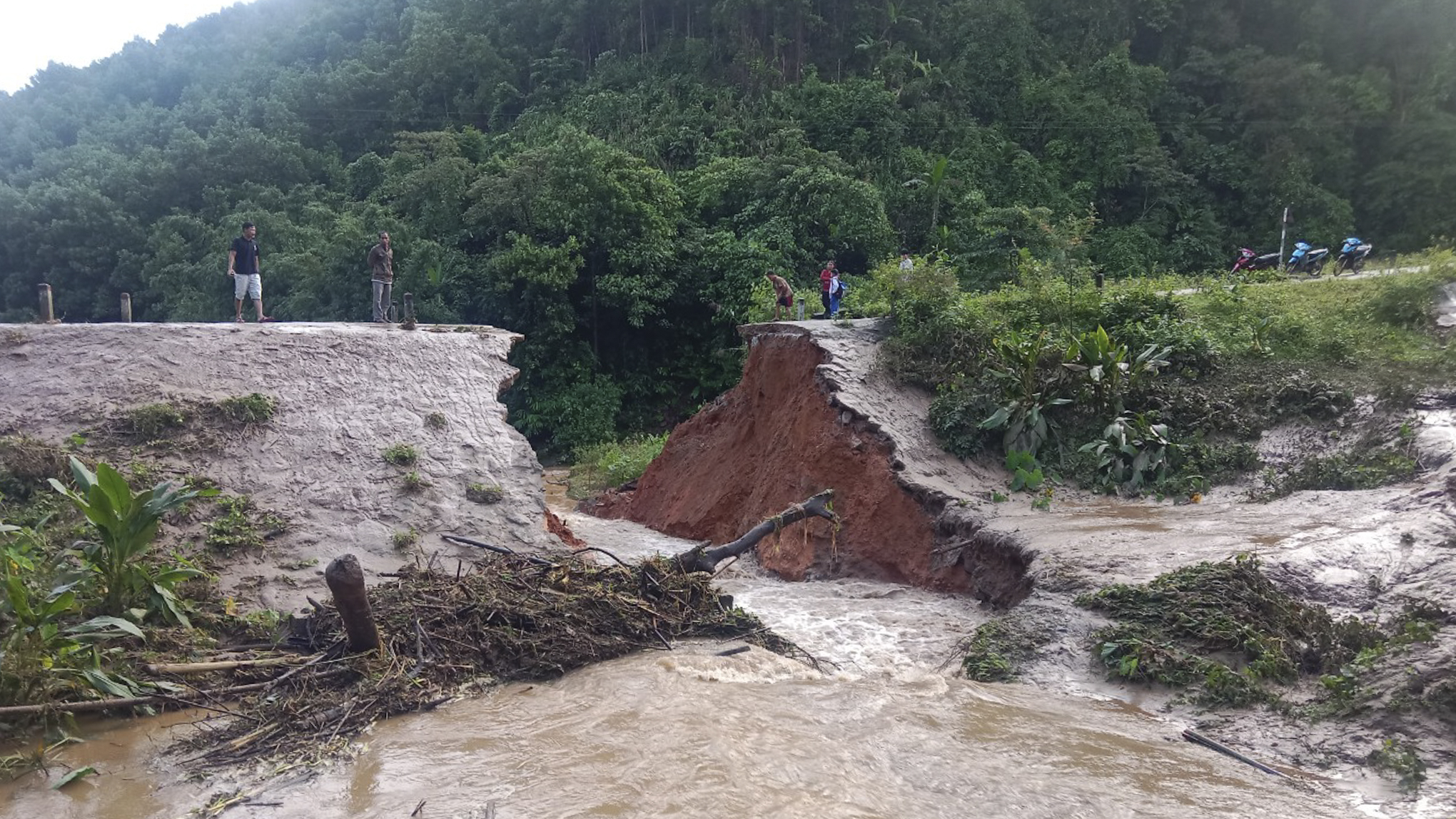 Xói lở cuốn trôi đường, 70 hộ dân ở Quảng Trị bị chia cắt