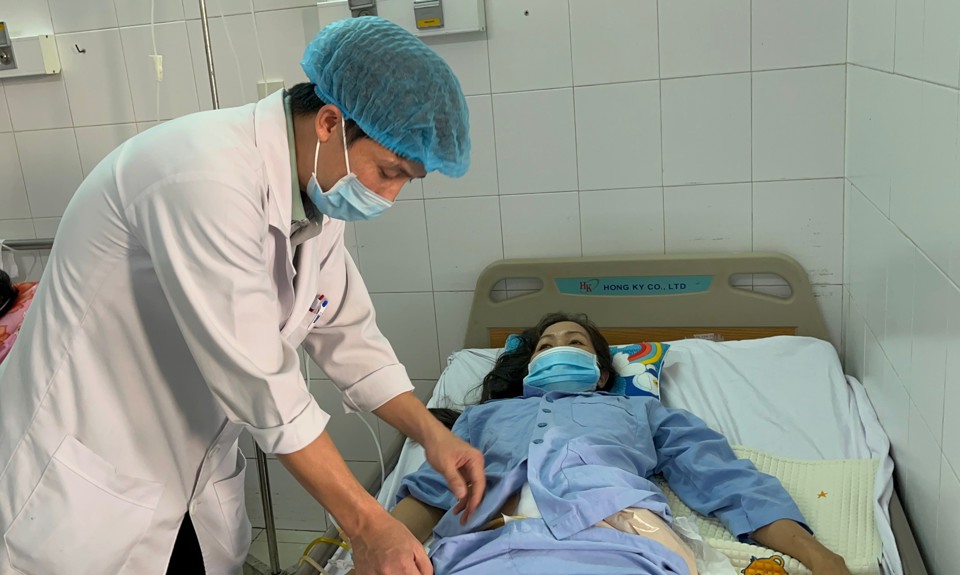 Cần Thơ Phối hợp phẫu thuật xuyên đêm cứu sống bệnh nhân rơi ngã vào cọc gỗ