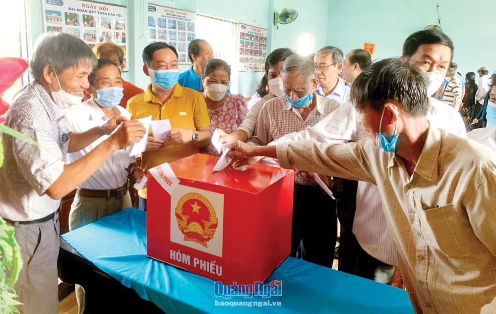 Quảng Ngãi tăng cường xây dựng đội ngũ người hoạt động không chuyên trách ở cấp xã, thôn, tổ dân phố