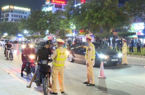 Cảnh sát giao thông Hải Dương tước 32 giấy phép lái xe do vi phạm nồng độ cồn