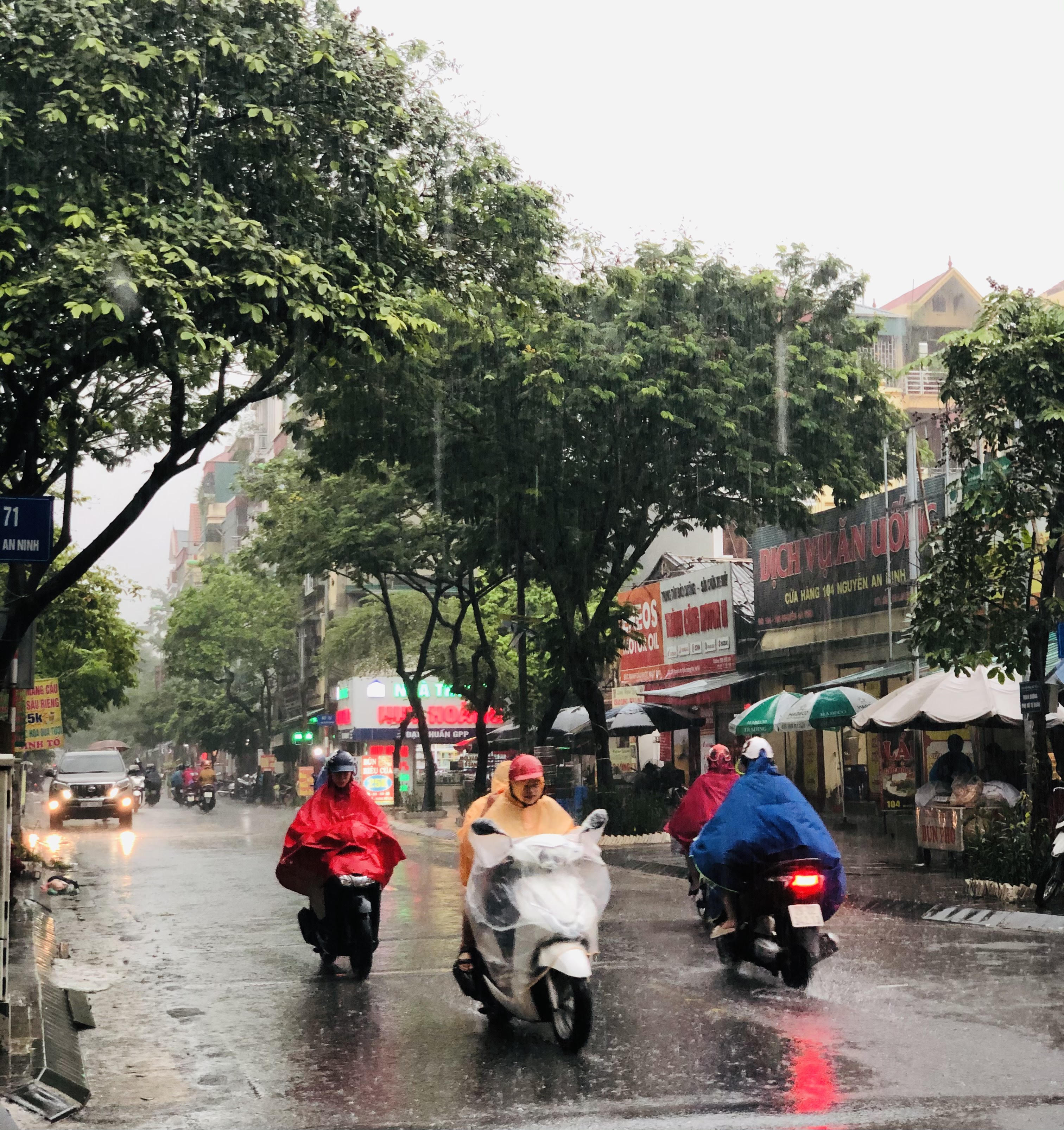 Bắc Bộ ngày nắng, chiều tối mưa dông