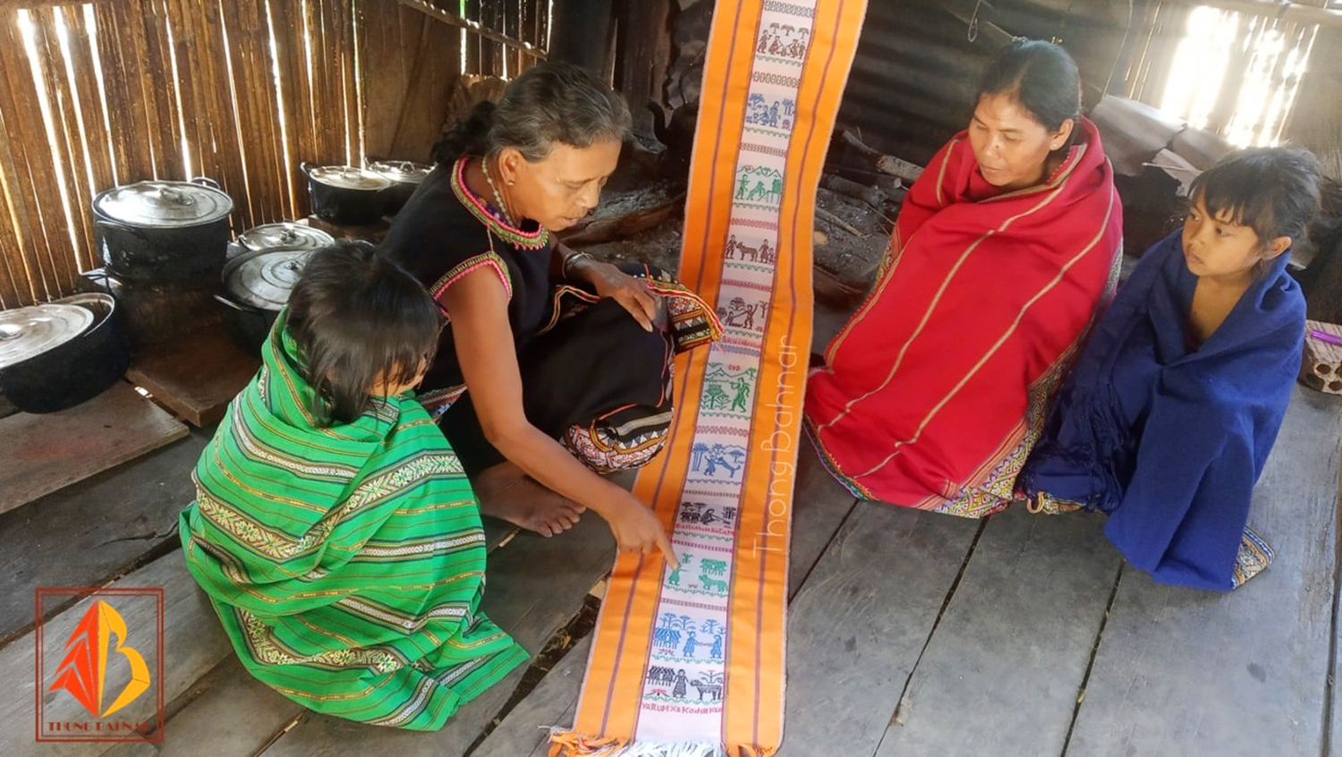 Những người giữ nghề dệt thổ cẩm truyền thống