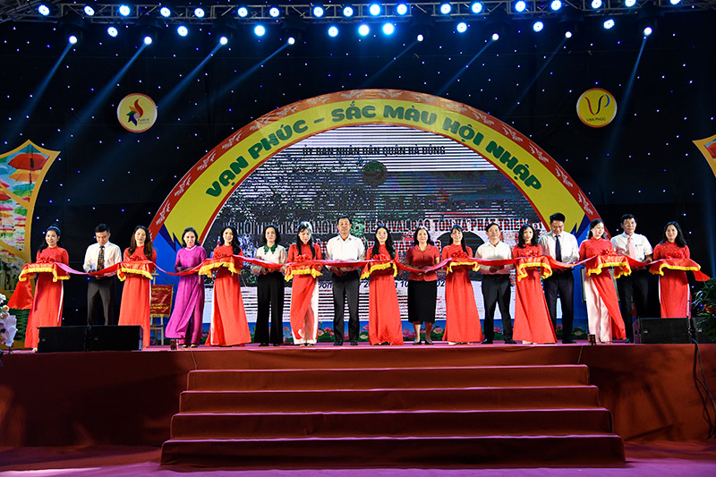 Nhiều hoạt động sôi nổi tại Tuần lễ Văn hóa - Du lịch - Thương mại làng nghề Vạn Phúc 2023