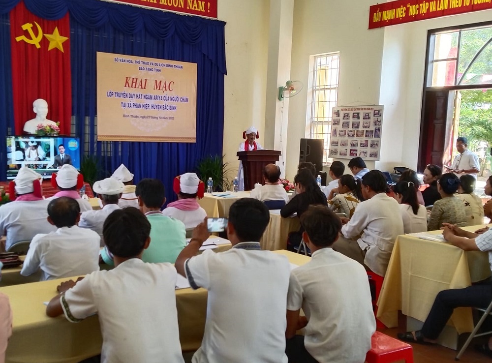 Bình Thuận Truyền dạy hát ngâm Ariya của người Chăm