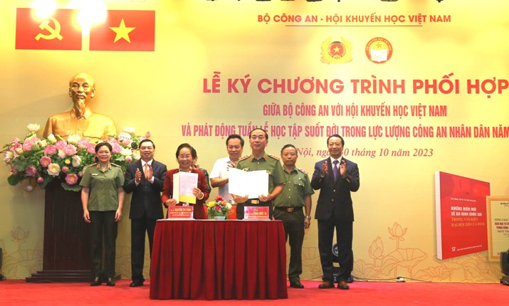 Đẩy mạnh phong trào học tập suốt đời trong lực lượng Công an nhân dân
