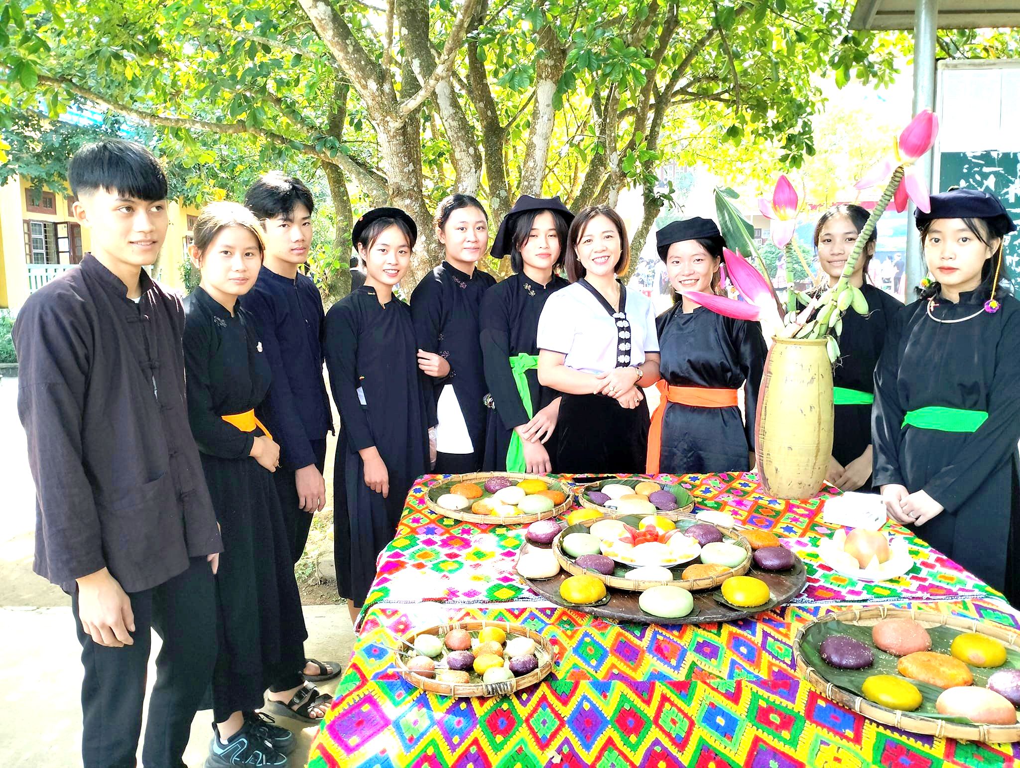 Giáo dục học sinh bằng tình yêu văn hóa bản địa quê hương