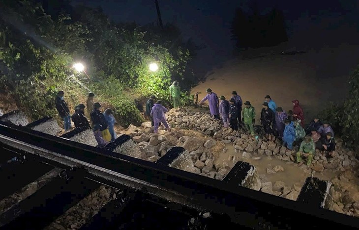 Thông tuyến trở lại đoạn đường sắt Bắc - Nam qua Hà Tĩnh