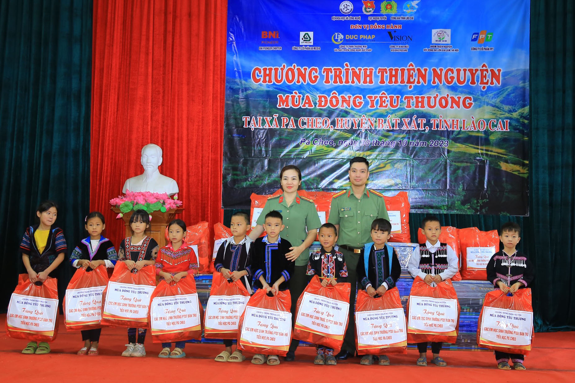 Nhiều phần quà ý nghĩa tặng các em học sinh xã nghèo ở Lào Cai