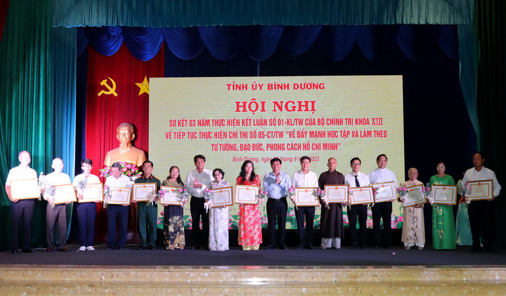 Phấn đấu trở thành những bông hoa đẹp để lan tỏa những điều tích cực