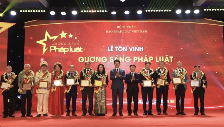 Tôn vinh 50 Gương sáng pháp luật năm 2023