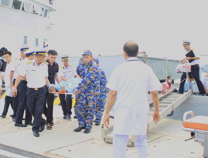 Tàu Hải quân đưa ngư dân bị bệnh vào bờ an toàn