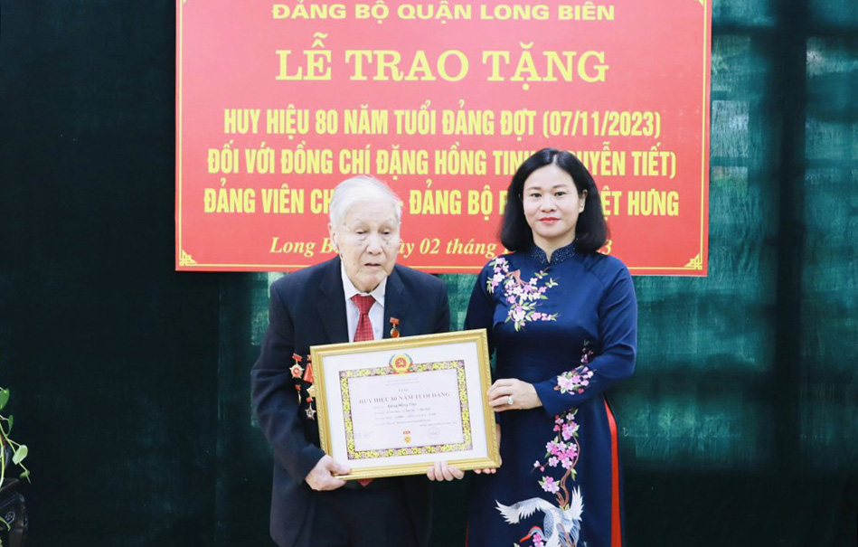 Hà Nội trao Huy hiệu 80 năm tuổi Đảng cho đảng viên lão thành quận Long Biên
