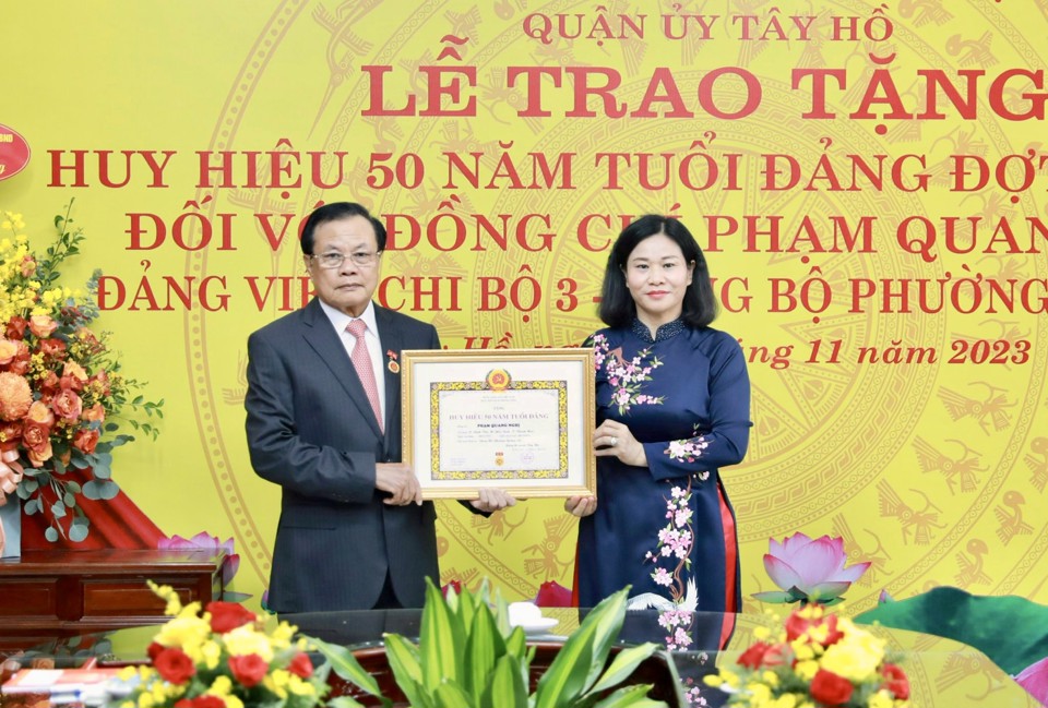 Trao Huy hiệu 50 năm tuổi Đảng tặng nguyên Bí thư Thành ủy Hà Nội Phạm Quang Nghị