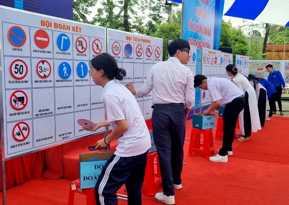 Thanh thiếu niên phải đi đầu, gương mẫu trong thực hiện văn hóa giao thông